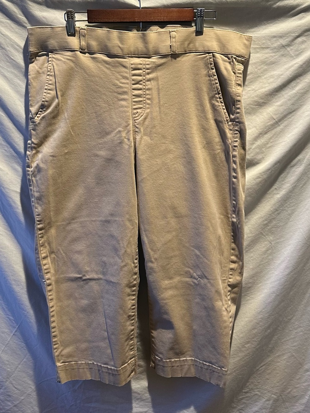 Women’s Gloria Vanderbilt Khaki Straight-Leg  Capri Pants